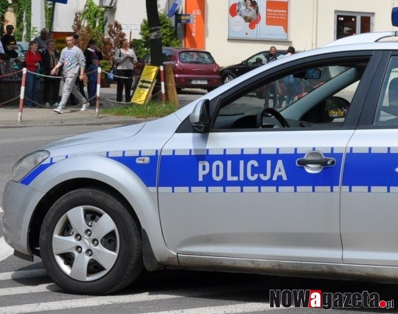 Funkcjonariusze zabezpieczają kolejne dokumenty