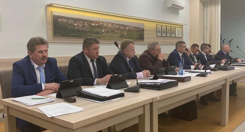 Niewiarygodne! Szaleje koronawirus, a burmistrz Trzebnicy chce zwołać sesję