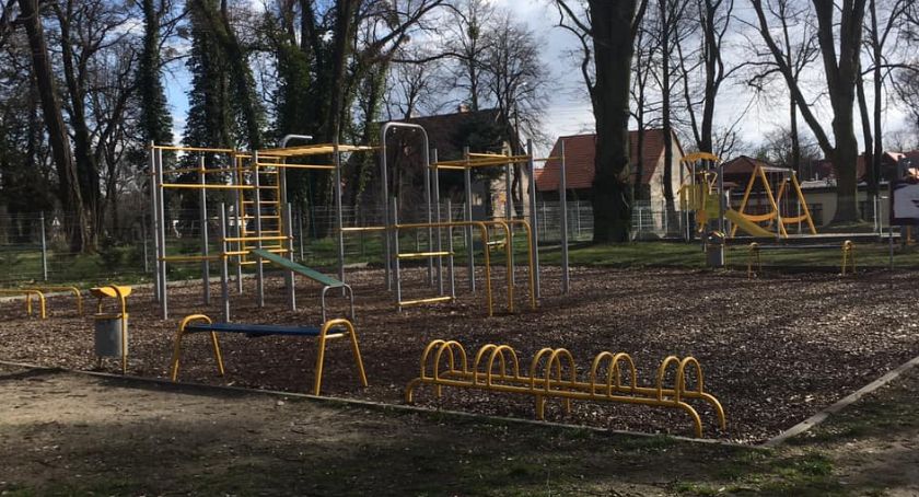 Oborniczanie nie ryzykują  i zostają w domach 