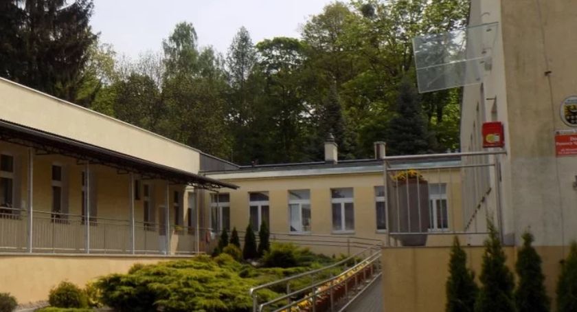 Prawie 400 osób z DPS-ów na przymusowej kwarantannie. Trwają testy