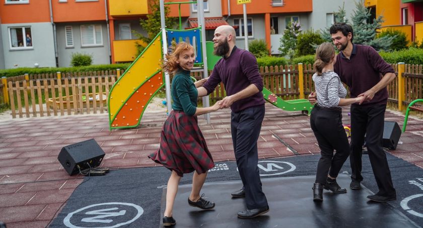 Można wyjść na balkon lub wyjrzeć przez okno – dla mieszkańców wrocławskich osiedli gra Mobilna Scena Strefy Kultury Wrocław.
