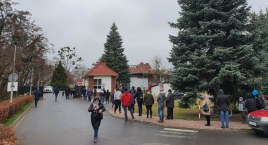 Ogromne kolejki przed szpitalem