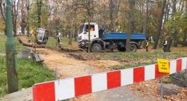 Koparki wjechały do parku im. M i L. Kaczyńskich. To były poniemiecki cmentarz. Czy robotnicy coś odkryją?