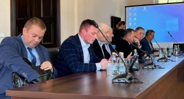 Nie przyszli na sesję, ale chcieli kasę
