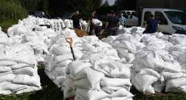 Czas na sprzątanie. Worki i piach zostaną wykorzystane ponownie