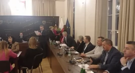 Starosta odwołana? Opóźniona sesja i polityczne napięcia w powiecie