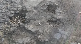 Kamienie na jezdni i dziury w drodze. Mieszkańcy int…
