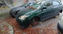 Samochody bez kół na miejskim parkingu. Policja szuk…