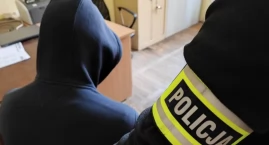 Wyzywał i groził policjantom. Skończyło się na ośmiu&hellip;