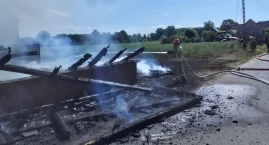 Pożar stodoły w Kędziach. Ogień objął też sąsiedni b&hellip;
