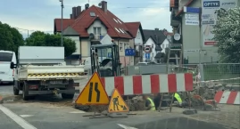 Woda od kilku dni płynie ulicą. Trwa usuwanie awarii&hellip;