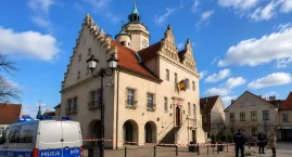 Alarm bombowy w urzędach. Ewakuowano magistrat w Pru&hellip;