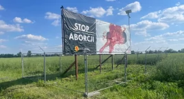 Drut kolczasty wokół baneru. Mieszkańcy nie odpuszczają