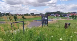 Pumptrack w Trzebnicy zarósł chwastami. Gmina reaguj&hellip;