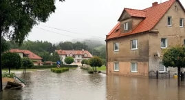 [FOTO] Trzebnica pod wodą. Zalane posesje, wybijając&hellip;