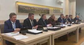 Niewiarygodne! Szaleje koronawirus, a burmistrz Trzebnicy chce zwołać sesję