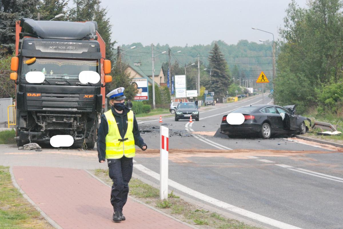PILNE: drogowy dramat o poranku. Nie żyje kierowca samochodu osobowego [ZDJĘCIA]