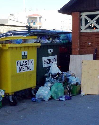 Przepełnione śmietniki