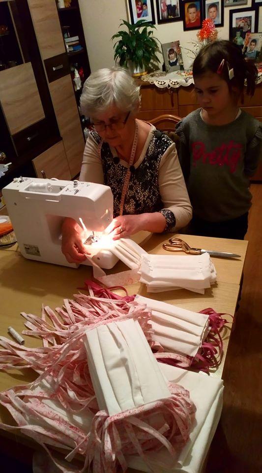 Zostają w domu i szyją maseczki