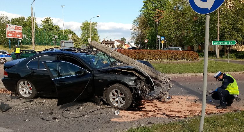 O krok od drogowego dramatu. Ściął słup oświetleniowy [ZDJĘCIA]