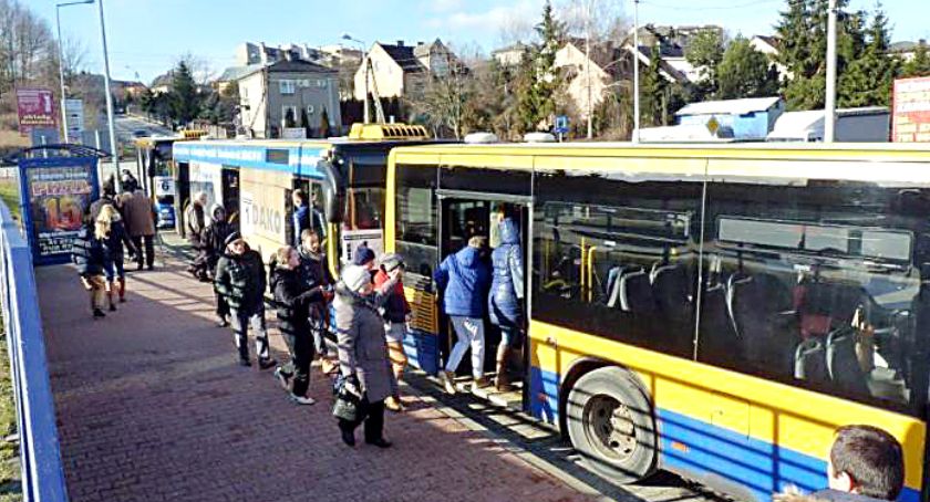 Więcej pasażerów w autobusie
