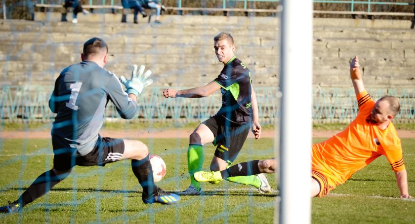Wychowanek Juventy Starachowice już strzela. Golkiper Wisły wyciągał piłkę z siatki