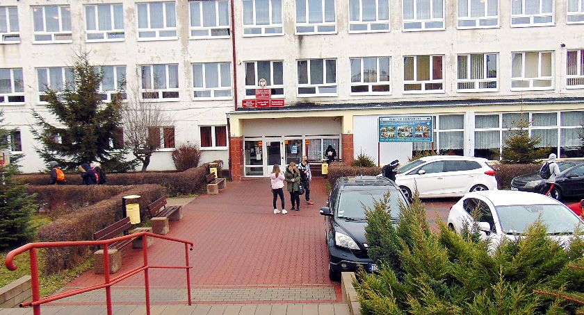 Mimo wakacji jest decyzja w sprawie szkoły