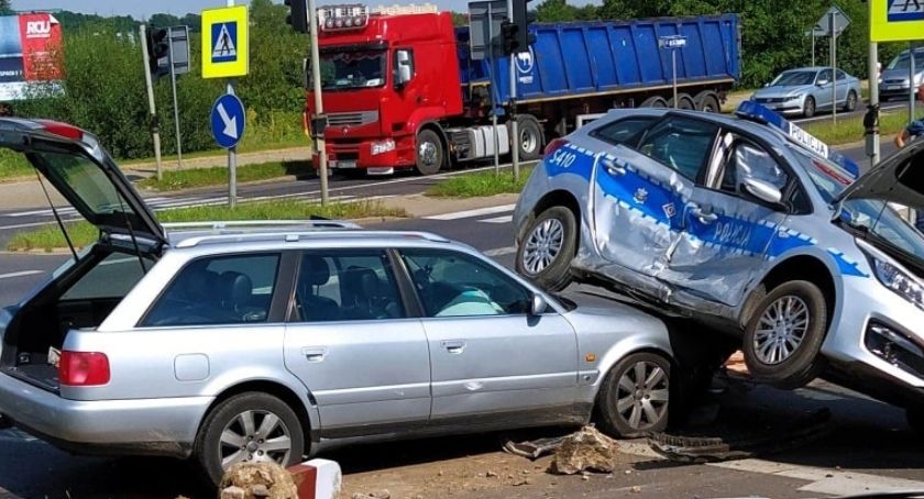 PILNE: mieszkaniec powiatu starachowickiego zderzył się z policyjnym radiowozem