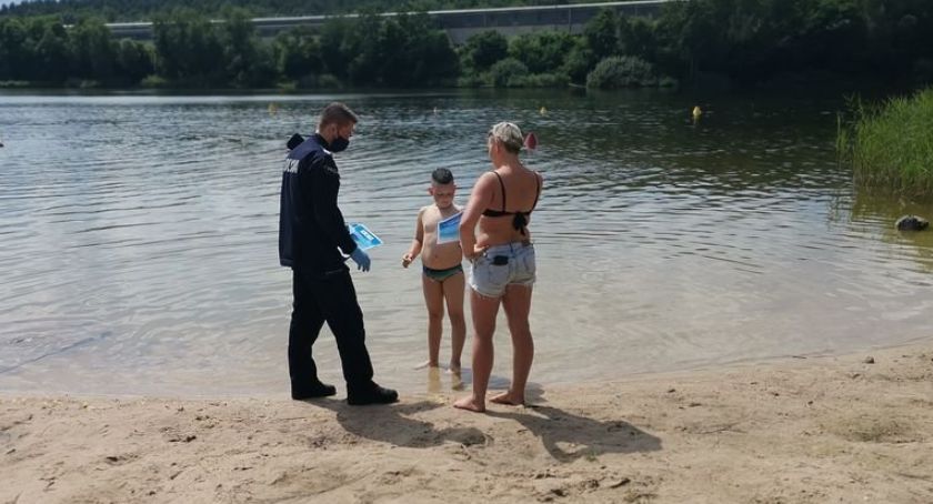 Stróże prawa przypominają o bezpieczeństwie. Cenne wskazówki dla wypoczywających