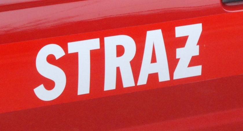 Pojazd i jego właściciel w niebezpieczeństwie. Pożar w pobliżu stacji paliw 
