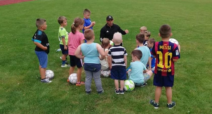 Futbolowe zajęcia dla najmłodszych. W wakacje na pewno nie próżnują