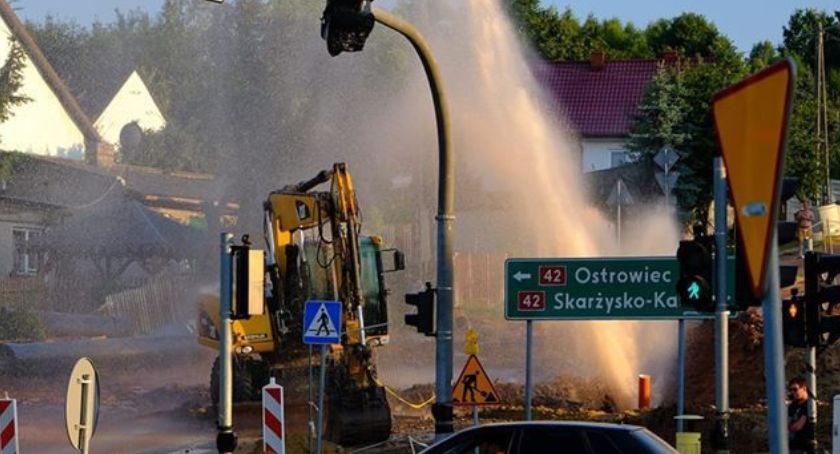Gigantyczna kurtyna wodna u zbiegu ulic. Przez kilka godzin odcięli nas od...