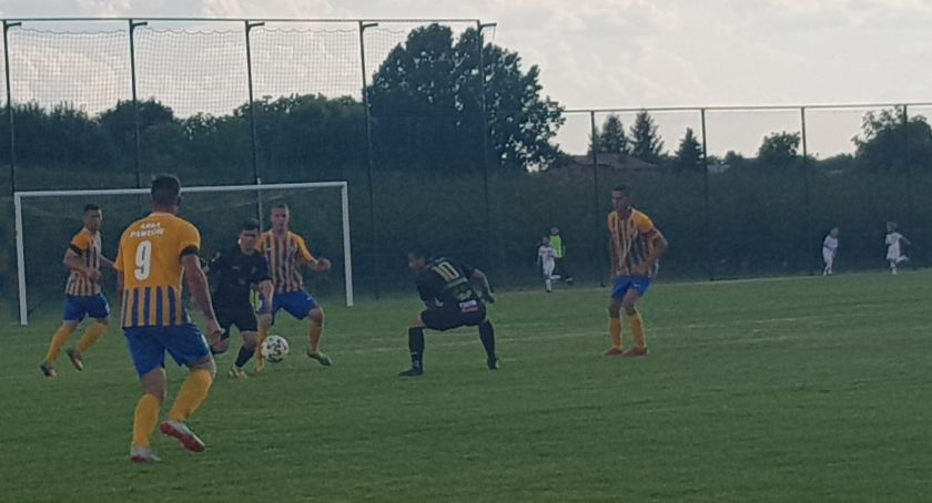 Derby powiatu z żółto-niebieskim przytupem. Ten dzień przejdzie do historii lokalnego futbolu