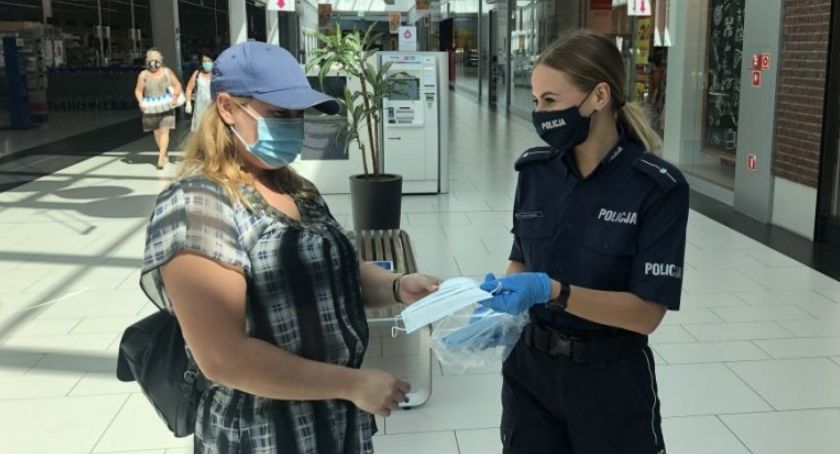 Maseczki od starachowickich policjantów. Mundurowi przypominają o obowiązku 