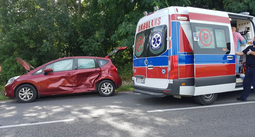Wyprzedzała kolumnę pojazdów i… Kraksa na odcinku drogi krajowej 