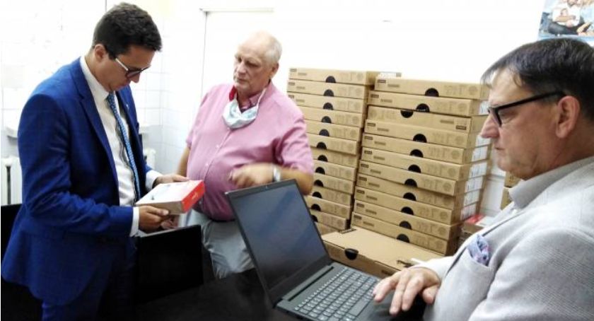 Laptopy dla dzieci pieczy zastępczej
