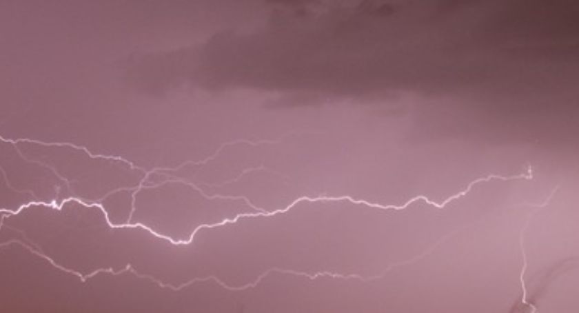 Uwaga! W nocy w powiecie starachowickim mogą wystąpić burze z gradem