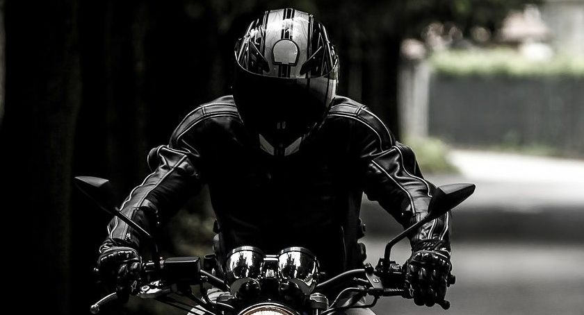 Motocyklista z podejrzeniem złamania nogi. 44-latek już w szpitalu 