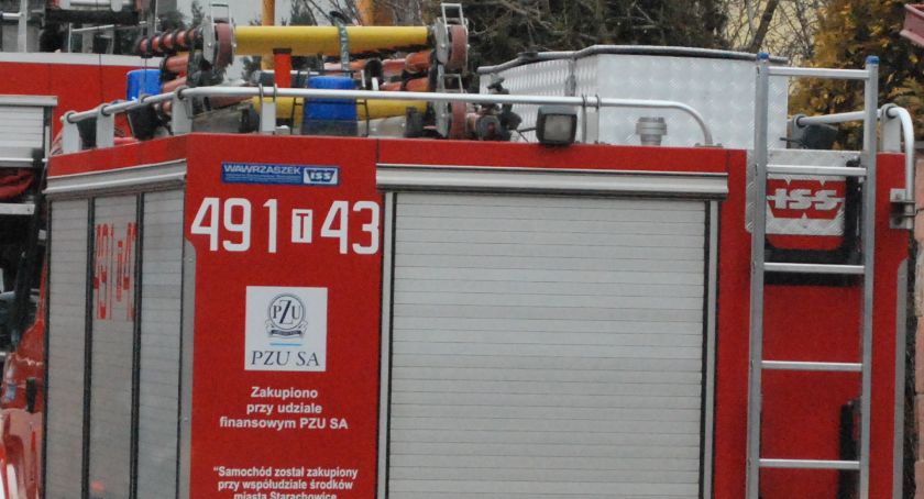 PILNE: strażacka akcja w miejscowości Henryk. Auto poza drogą 