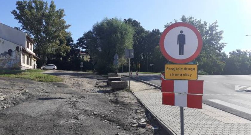 Brak chodnika utrudnia przejście
