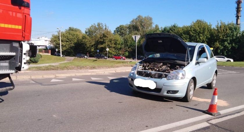 Finał kolizji w Sądzie Rejonowym w Starachowicach. 19-latka nie zauważyła audi?