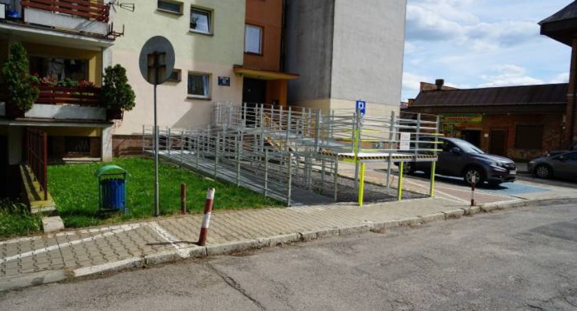 Podjazd i porządek przy śmietniku