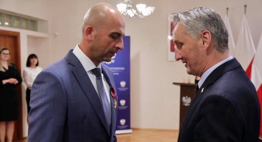 Dyrektorzy starachowickiego szpitala odznaczeni za walkę z koronawiusem