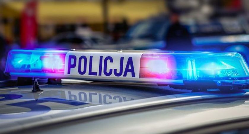 Za swój cel wybrał koparko-ładowarkę. Czy policjantom uda się go namierzyć?