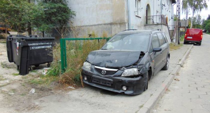Wraki zabierają miejsce do parkowania