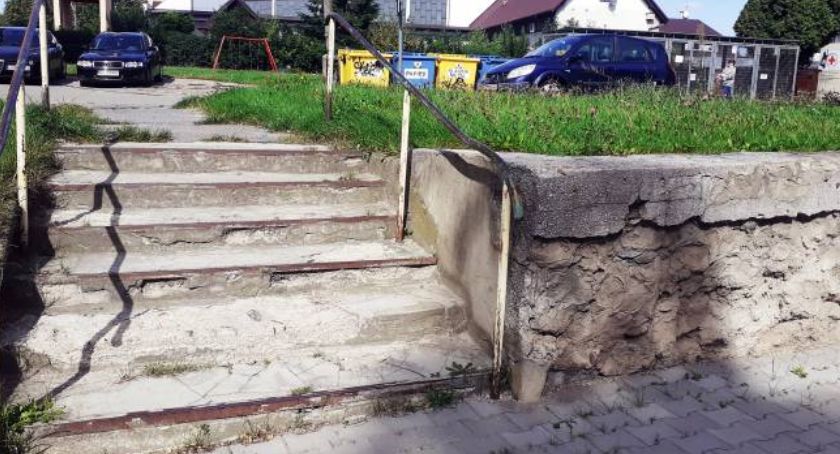 Mieszkańcy czekają na remont schodków