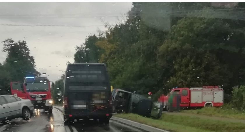 Mokro, ślisko i niebezpiecznie. Kolejne zderzenie na trasie Starachowice – Tychów Stary