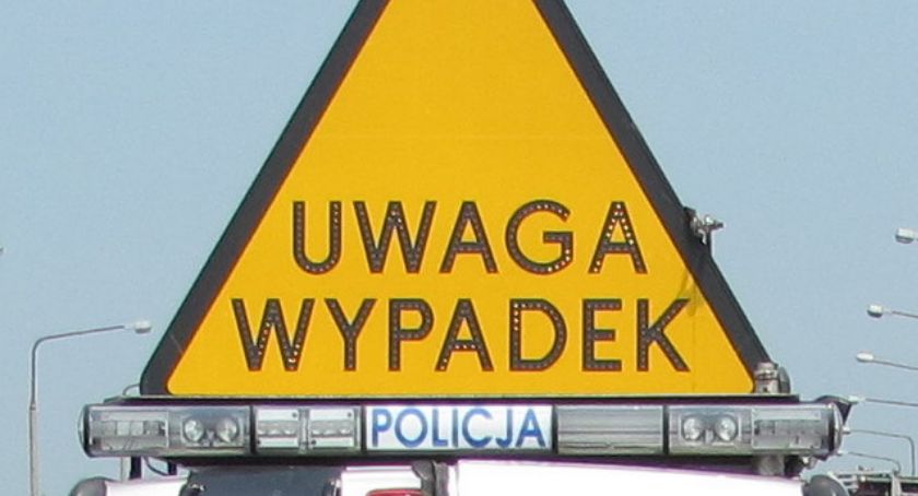 Wieczorny koszmar na drodze. Efekt: uraz głowy i złamany bark