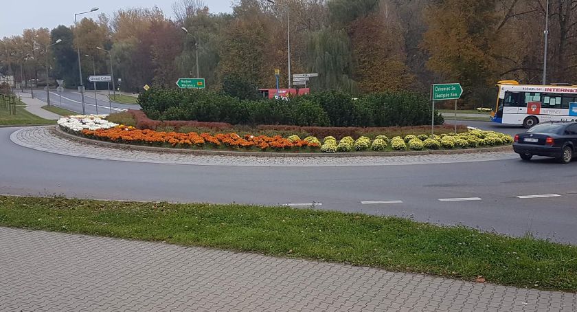 Zamiast grobów zdobią ronda