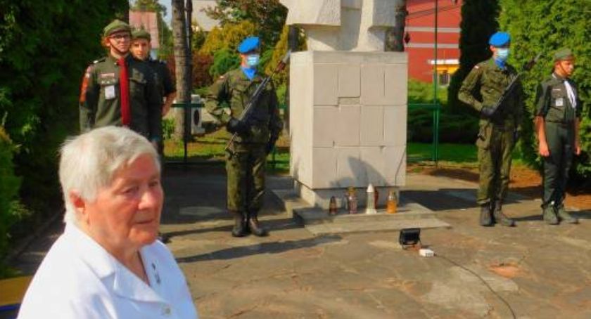 Cicha, skromna, zamyślona. Mieszkanka Wąchocka, w czasie okupacji niosła pomoc partyzantom...